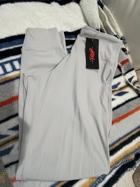High-Rise Light Gray Leggings with Side Pocket